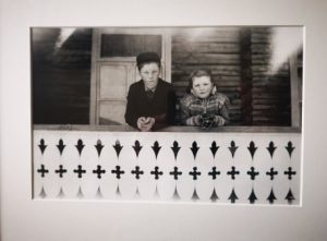 Kåre og mor på skitur til Lisbetsætra vinteren 1942